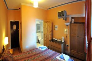 Leonardo's Swansea Guest House
