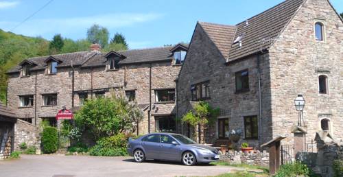 Parva Farmhouse Riverside Guesthouse