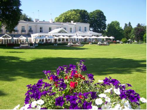 Phyllis Court Club