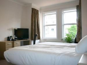 Stracey Hotel