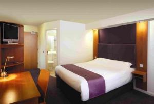 Premier Inn Livingston (M8 J3)
