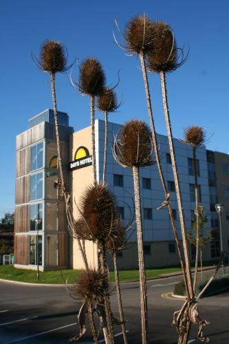 Days Hotel London North