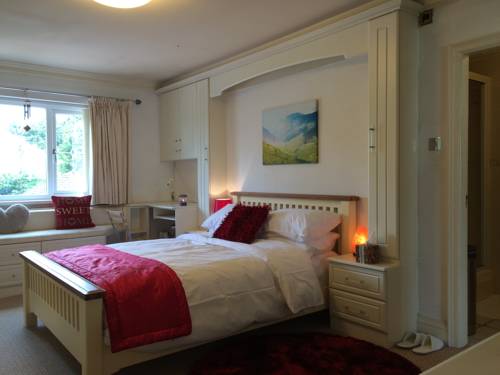 Halebarns House - Airport Boutique Guest House