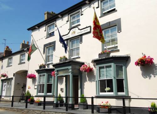 Gwesty'r Emlyn Hotel in