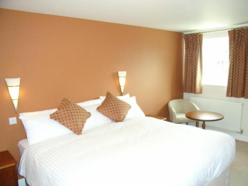 Norfolk Arms Hotel