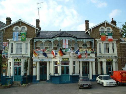 Bridge Park Hotel in