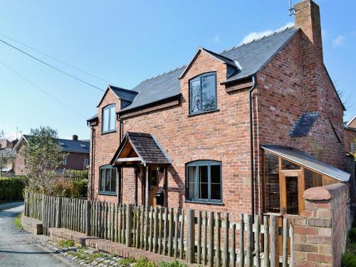 Hart Cottage Ellesmere Sy12 0et Hotels Uk Com